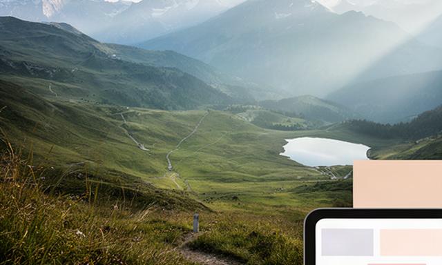Digitales Reisemagazin mit Berglandschaft und regionalen Ausflugstipps